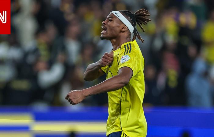 متابعة: حمل مدربه على ظهره.. احتفال "مُثير" من محمد سيماكان بهدف فوز النصر أمام نيوم