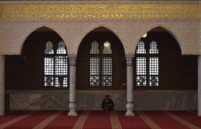 زخارف
      وقباب
      مسجد
      «الرحمن»
      بالقاهرة
      تجتذب
      زائرين
      مصريين
      وأجانب