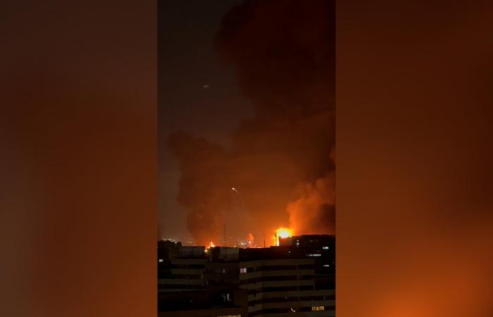 لحظة اشتعال النيران في مطار مهرآباد في طهران بعد غارات جوية