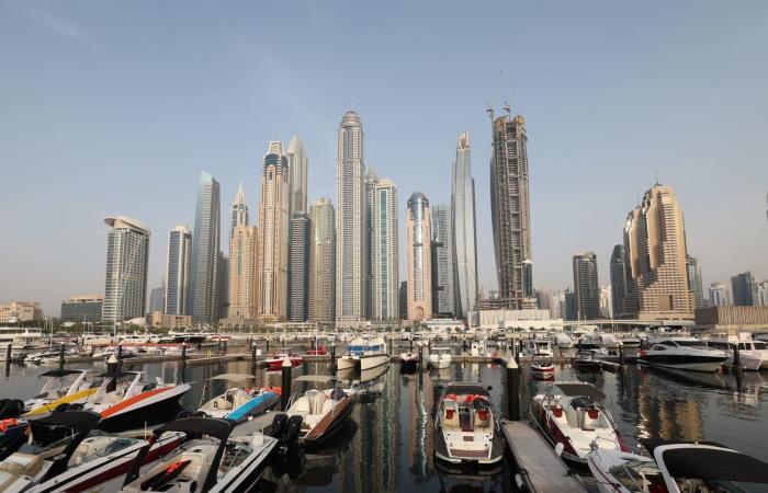 إخلاء مبانٍ في دبي بعد سقوط شظايا نتيجة "اعتراض جوي ناجح"