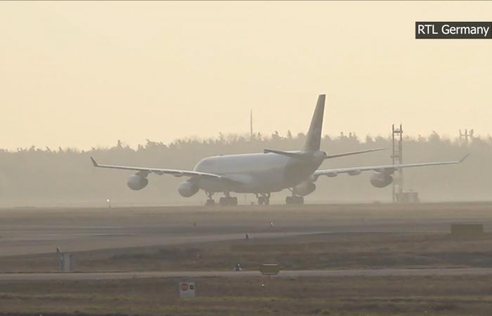 آلاف الأمريكيين عالقون في الشرق الأوسط.. كيف سيعودون إلى بلادهم؟