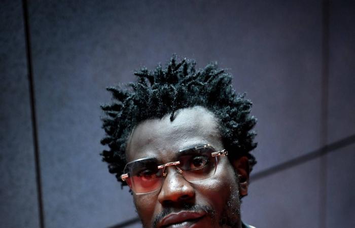 إليزي
      سواسوا:
      «طفح
      الكيل»
      يوثق
      شهادة
      جيل
      وُلد
      تحت
      النار
      في
      بلدي