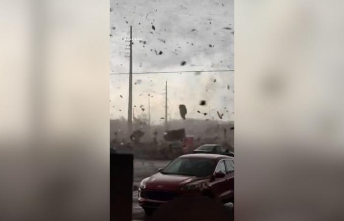 مشهد مرعب لإعصار يقترب بسرعة من أشخاص يحتمون داخل متجر في ميشيغان