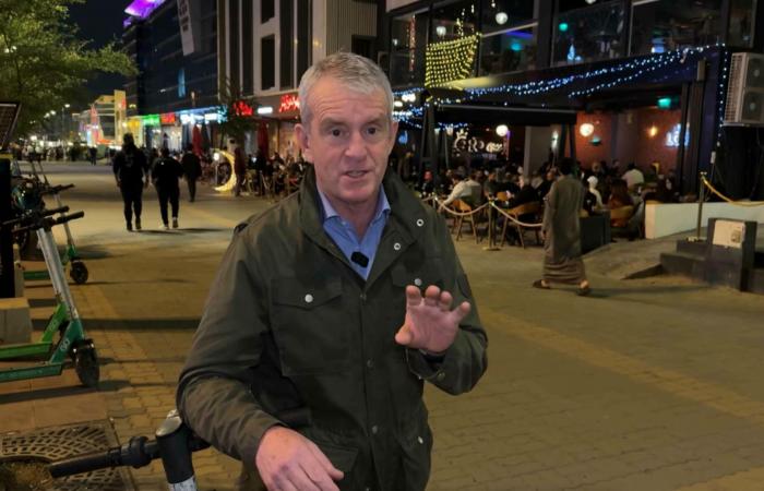 كاميرا CNN في الرياض توثق ردود فعل بعض سكانها من الحرب الأمريكية الإسرائيلية ضد إيران