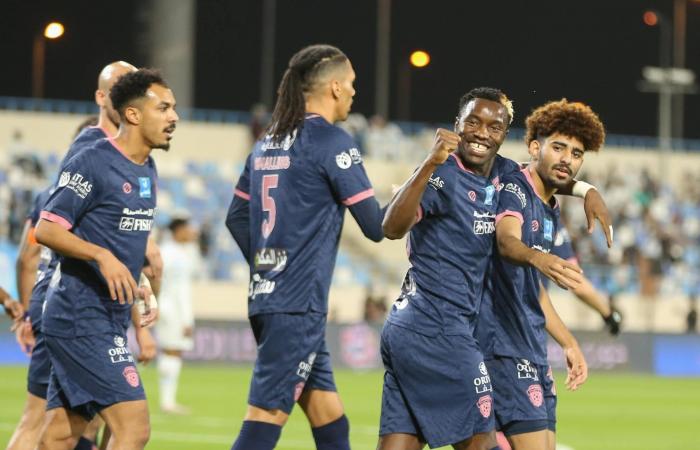 القادسية
      يمطر
      الخلود...
      والفيحاء
      يكتسح
      الأخدود