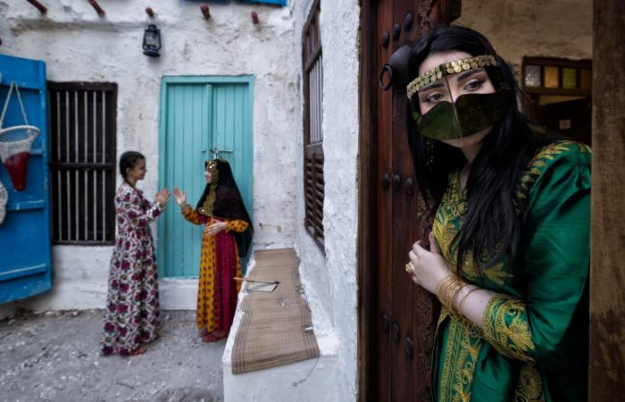 "هن الحكاية".. صور مؤثرة تجسّد الأدوار المحورية للنساء من حول العالم