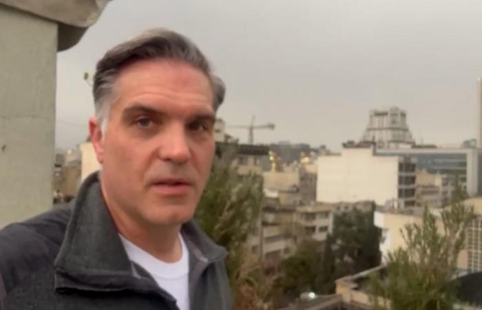 مراسل CNN يوثق هطول أمطار مُسوّدة في طهران