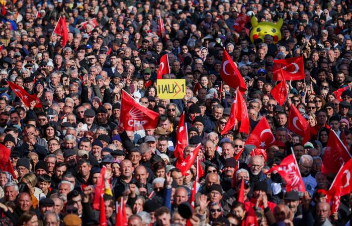 بن
      غفير
      يقرر
      تسليح
      300
      ألف
      يهودي
      في
      القدس