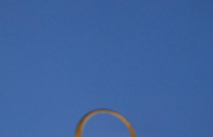 مصور يرصد القمر فوق مآذن المساجد في الإمارت بصور آسرة