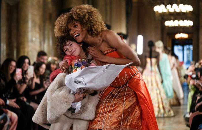 بعمر 9 سنوات..أصغر مصمم أزياء في العالم يشارك في أسبوع الموضة في باريس