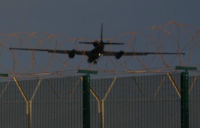 الهجوم
      أوقع
      175
      قتيلاً...
      فيديو
      يُظهر
      سقوط
      صاروخ
      أميركي
      قرب
      مدرسة
      بإيران