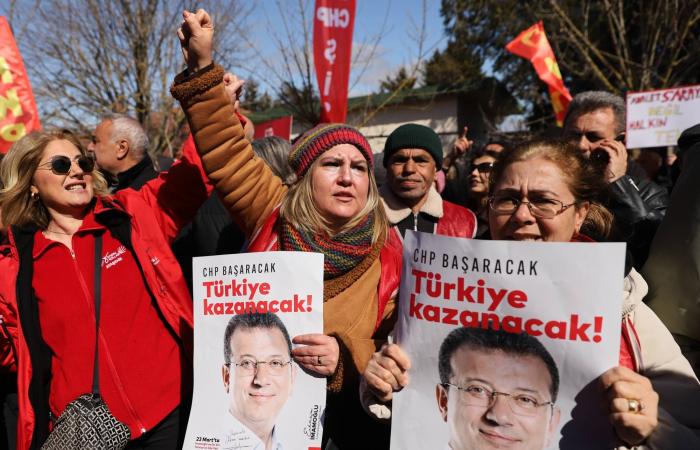 إمام
      أوغلو:
      أواجه
      محاكمة
      «سياسية»
      مبنية
      على
      لائحة
      للتشهير