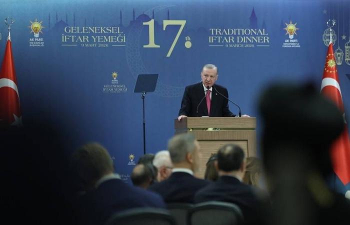 ترمب
      يحذّر
      إيران
      من
      عواقب
      زرع
      أي
      ألغام
      في
      مضيق
      هرمز