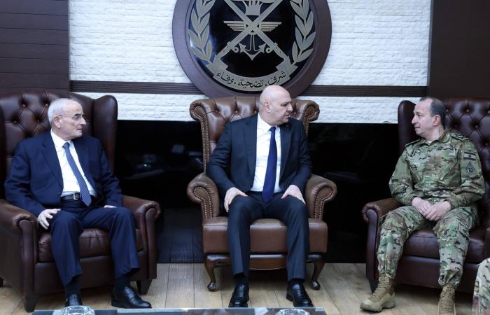 عون
      يزور
      قيادة
      الجيش
      اللبناني
      دعماً
      لها
      بعد
      الحملات
      السياسية