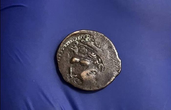 عملة
      دُفعت
      أجرةً
      لحافلة
      في
      بريطانيا
      تحمل
      أصلاً
      فينيقياً
      عمره
      2000
      عام