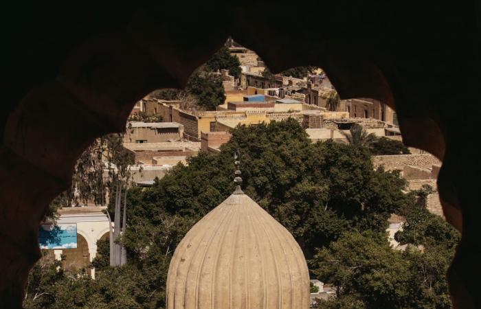 مصور مصري يؤطّر معالم القاهرة التاريخية في صور تجمع بين الرهبة والهدوء