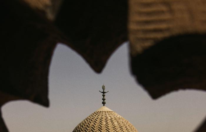 مصور مصري يؤطّر معالم القاهرة التاريخية في صور تجمع بين الرهبة والهدوء