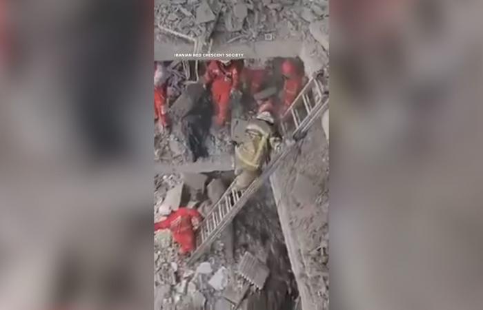 وسط الحرب الدائرة.. شاهد فرق الإنقاذ تهرع لمساعدة المحاصرين بمبنى سكني بطهران