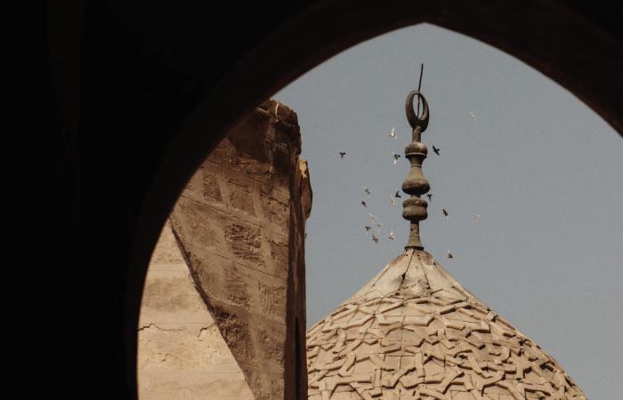 مصور مصري يؤطّر معالم القاهرة التاريخية في صور تجمع بين الرهبة والهدوء