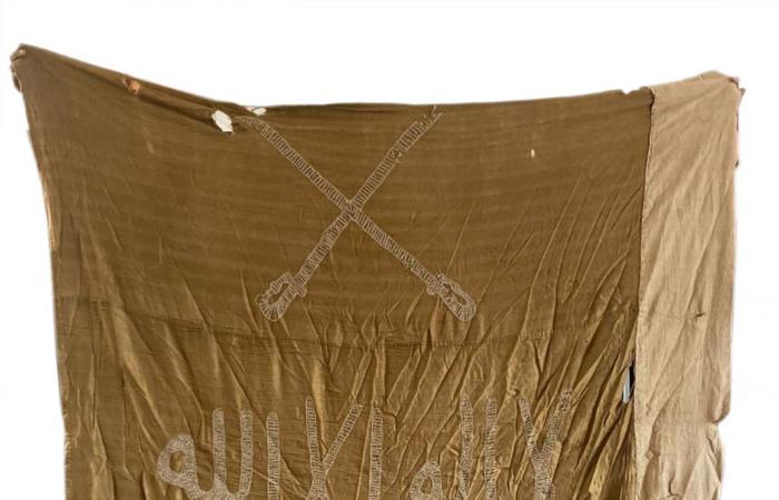 قصة
      باحث
      يمتلك
      100
      علم
      وراية
      نادرة
      من
      مراحل
      الدولة
      السعودية