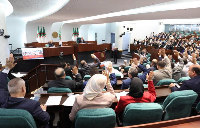 الجزائر:
      تمرير
      هندسة
      تشريعية
      مكثفة
      تحت
      ضغط
      الآجال
      الانتخابية