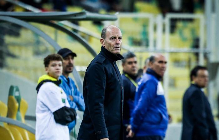 بعد
      الهزيمة
      من
      الطلائع...
      عقوبات
      مالية
      على
      لاعبي
      الأهلي
      المصري