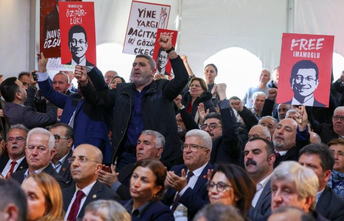 إمام
      أوغلو:
      أواجه
      محاكمة
      «سياسية»
      مبنية
      على
      لائحة
      للتشهير