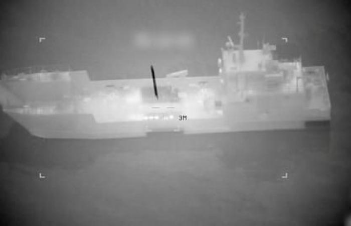 ترامب يهدد  بـ"ردٍّ عنيف" على إغلاق مضيق هرمز، وإيران تطلق موجة جديدة من الصواريخ