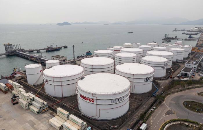 مصافٍ
      وشركات
      بتروكيماويات
      آسيوية
      تخفض
      الإنتاج
      وتعلن
      «القوة
      القاهرة»