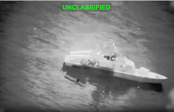 الدفاعات
      الخليجية
      تُحيّد
      3133
      صاروخاً
      ومسيّرة
      إيرانية