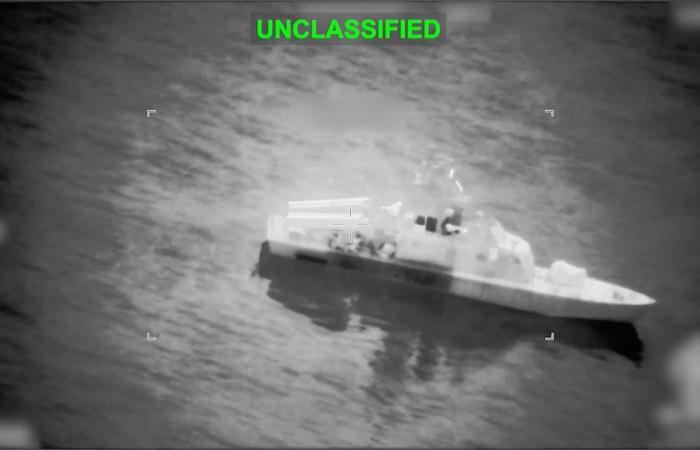 مقاطع تُظهر غارات أمريكية على سفن إيرانية في مضيق هرمز