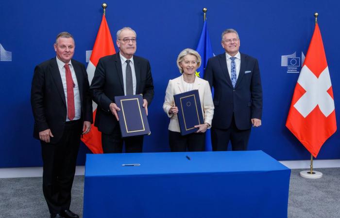 أورسولا
      فون
      دير
      لاين
      تتعرض
      لوابل
      من
      الانتقادات
      ومطالبات
      بإقالتها