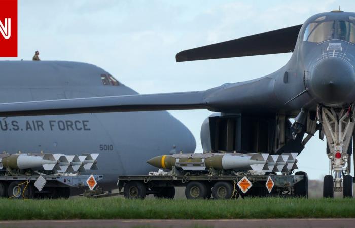 متابعة: نشر لقطات لقاذفات B-1 الأمريكية تُحمّل بذخائر قادرة على تدمير أهداف بأعماق الأرض.. ما الرسالة؟