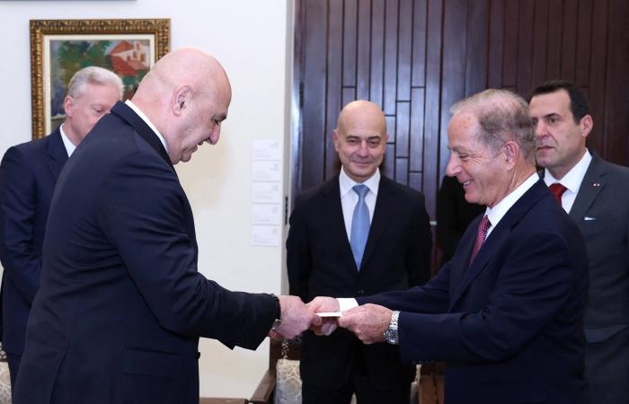 لبنان
      يطلب
      «هدنة»
      شهراً...
      وعون
      يتعهد
      بنزع
      سلاح
      «حزب
      الله»