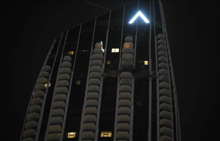 تمسك
      إيراني
      باستهداف
      المنشآت
      المدنية
      والدفاعات
      الخليجية
      تتصدى