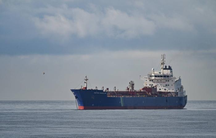 خام
      برنت
      يعود
      إلى
      100
      دولار
      مع
      تصعيد
      إيران
      هجماتها
      على
      الملاحة
      الخليجية