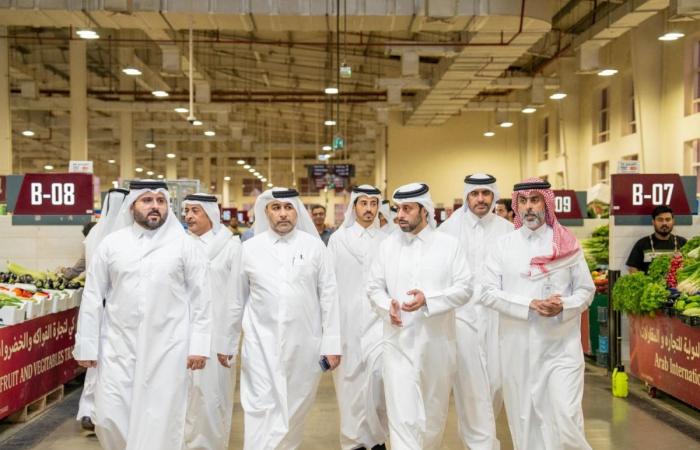 وزير البلدية يطلع على وفرة الإنتاج المحلي بجولة تفقدية لشركة محاصيل وسوق السيلية المركزي