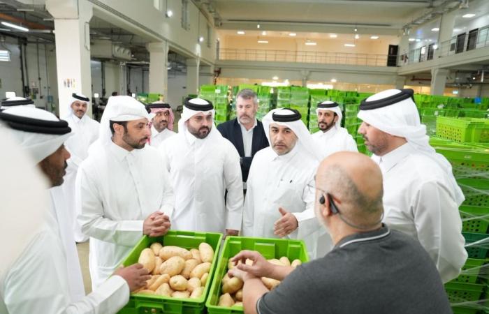 وزير البلدية يطلع على وفرة الإنتاج المحلي بجولة تفقدية لشركة محاصيل وسوق السيلية المركزي