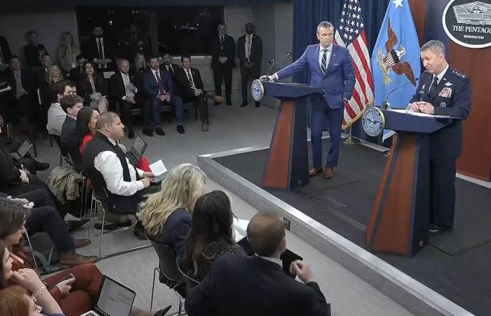 ترمب
      «قد
      يفكر»
      في
      السيطرة
      على
      مركز
      تصدير
      النفط
      في
      خرج
      الإيرانية