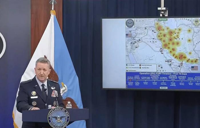 ترمب
      «قد
      يفكر»
      في
      السيطرة
      على
      مركز
      تصدير
      النفط
      في
      خرج
      الإيرانية