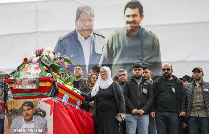 آلاف
      يشاركون
      في
      تشييع
      السياسي
      الكردي
      البارز
      صالح
      مسلم