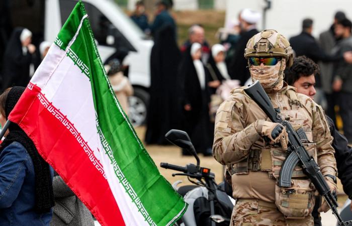 اطلعت عليها CNN.. رسائل حربية إيرانية تُرسَل مباشرةً للهواتف وسط تعتيم معلوماتي