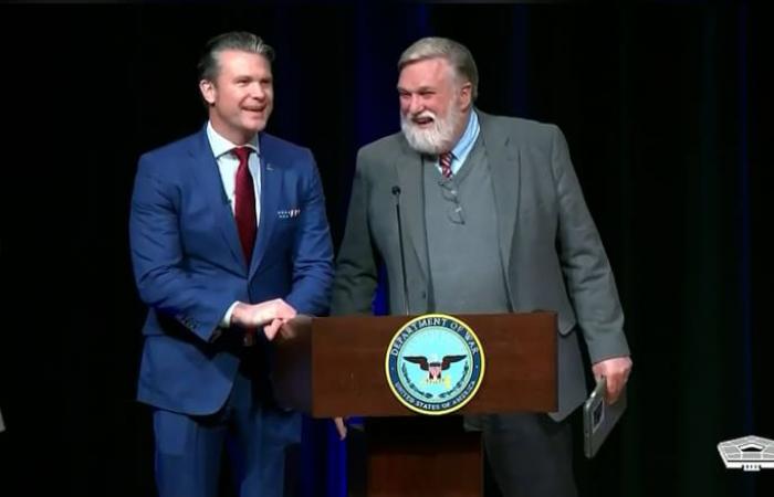 أراد "حملة صليبية".. كيف تبدو عقيدة وزير الدفاع الأمريكي في ظل الحرب على الجمهورية الإسلامية؟