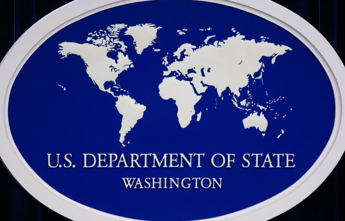 الخارجية الأمريكية تأمر الموظفين غير الأساسيين وعائلاتهم بمغادرة عُمان