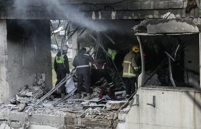 إسرائيل تهدد بضرب سيارات الإسعاف في لبنان وتوضح السبب