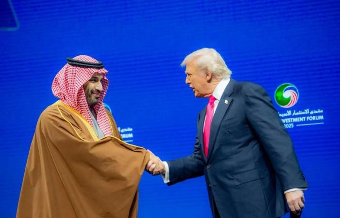 الجيش
      الإيراني
      يدعو
      سكان
      الإمارات
      إلى
      الابتعاد
      عن
      الموانئ