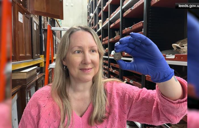 سائق حافلة يتقاضى أجره بعملة نادرة تعود لأكثر من ألفي عام