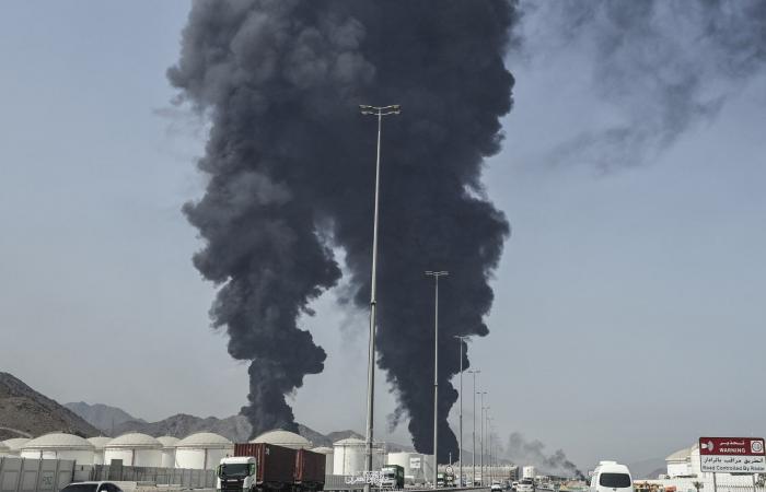 تصاعد دخان من مركز نفطي بالفجيرة بعد اعتراض مسيرة