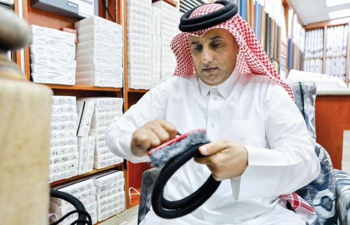 إقبال متزايد على تفصيل العقال استعداداً لعيد الفطر