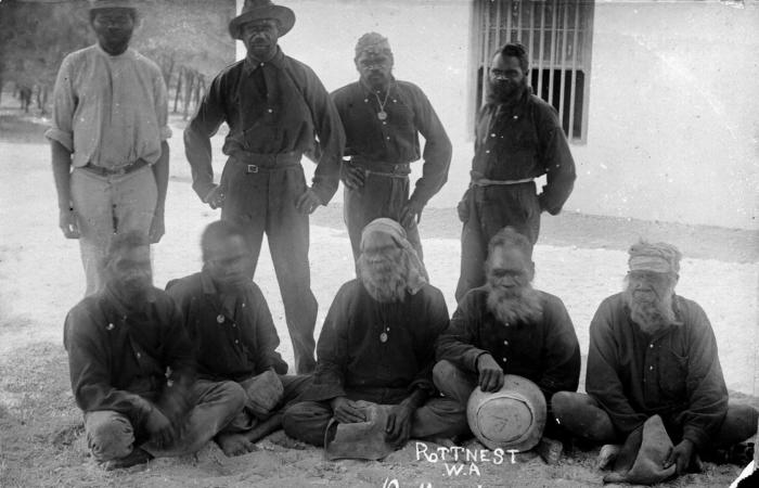 سياح يخيمون فوق قبور مجهولة.. نظرة على التاريخ المظلم وراء جزيرة تبدو عادية في أستراليا